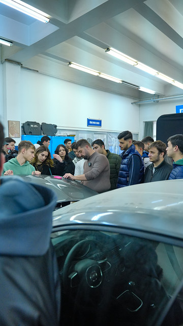 Ege Üniversitesi otomotiv laboratuvarındaki söyleşimizde öğrencilere araç üzerinde PPF kaplamanın nasıl yapıldığını anlattık.