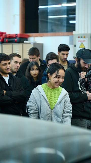 Ege Üniversitesi'ndeki söyleşi ve eğitimimizden sonra PPF kaplamayı kendisi denemek isteyen bir öğrenci kaputun başına geçti.