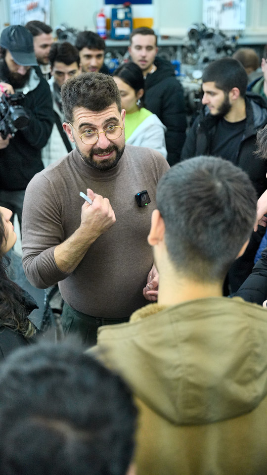 PPF kaplama eğitimine ara verdiğimiz bir anda Lokman İn, Ege Üniversitesi öğrencilerinin sorularını cevaplıyor.