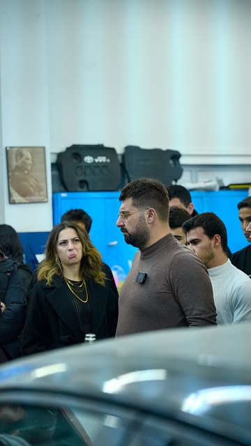 Ege Üniversitesi söyleşimizde otomotiv mesleklerini de konuştuk; Lokman İn araç başında öğrencilerle sohbet ediyor.