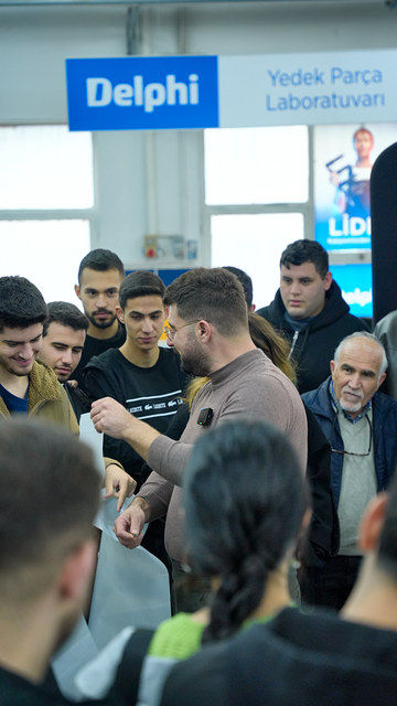 Lokman İn bir film parçası üzerinden PPF kaplamayı Ege Üniversitesi öğrencilerine anlatıyor.