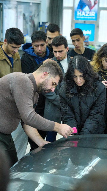 Eğitimin ardından öğrenciler de PPF kaplamayı denedi; Lokman İn'le birlikte kaputa film uyguladılar.