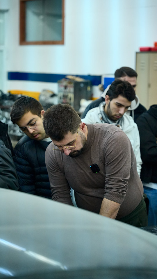 Ege Üniversitesi söyleşimizin uygulama bölümünde Lokman İn kaputa PPF kaplama yapıyor.