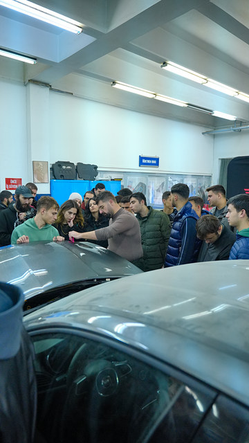 Söyleşinin PPF kaplama bölümünü laboratuvardaki araç başında yaptık; öğrenciler uygulamayı yakından takip etti.
