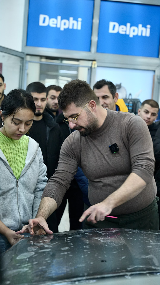 Ege Üniversitesi söyleşimizde bir öğrenci de PPF kaplamayı Lokman İn'le birlikte deniyor.